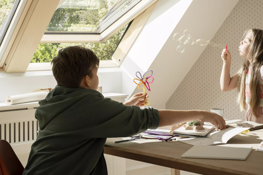 Exploreaza beneficiile inteligente ale ferestrelor de mansarda VELUX cu actionare electrica
