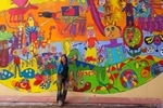 Lisa Wolf impreuna cu copiii realizeaza picturi murale, cu ajutorul vopselurilor Murexin