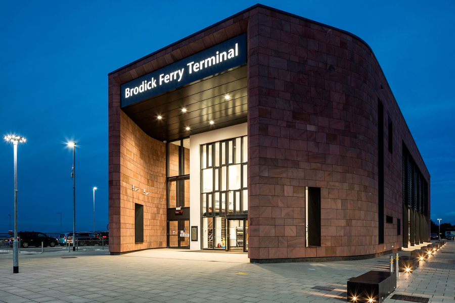 Sisteme inteligente pentru usi si ferestre in terminalul pentru feriboturi din Brodick (Isle of Arran) - © Keith Hunter / GEZE GmbH