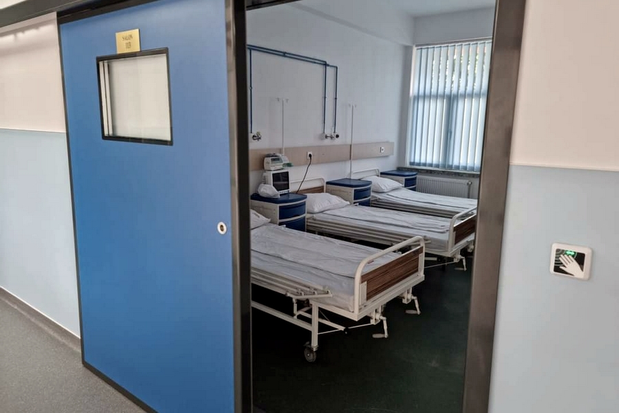 Acces sigur si curat in sectia modernizata de medicina interna a Spitalului Municipal Orsova cu usi Tormed de la KADRA